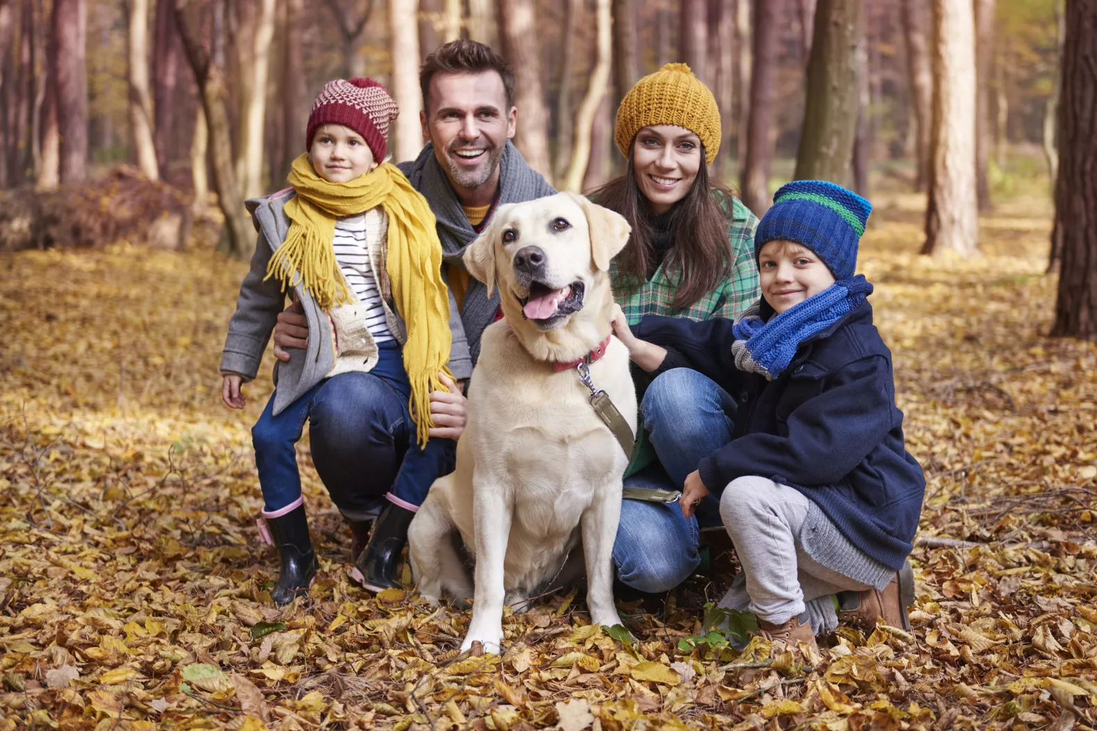 portrait-happy-family-autumn